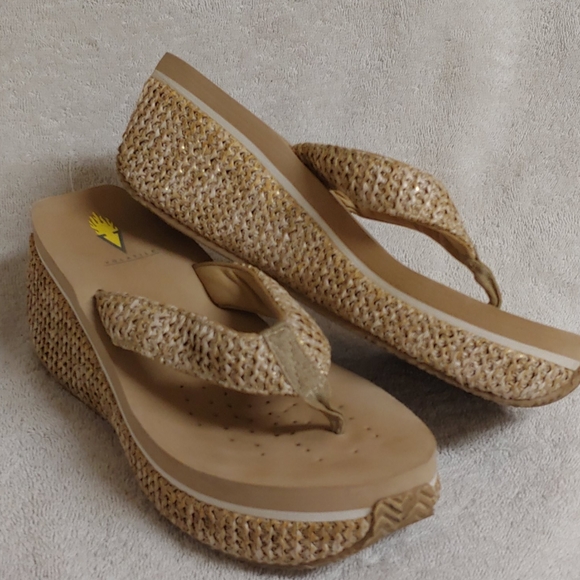 Volatile sandals... Adorable wm. sz. 8